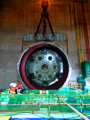 7790必发集团电力集团龟都府水电站机组发电机定子吊装顺遂完成