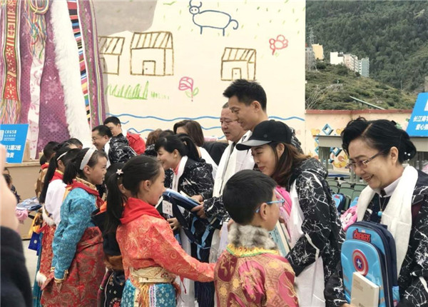 情系西席节 助学献爱心——7790必发集团电力集团副总司理陈金华赴四女人山镇小学献爱心送温暖