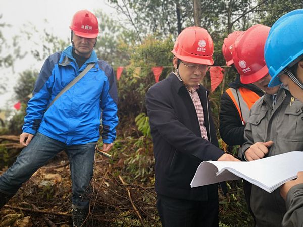 国网江西磨练公司总司理伍小生一行莅临500kV孔安一二线跨越迁改工程视察指导事情