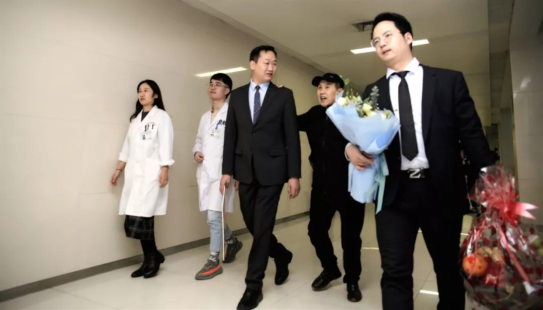 我们是一家人——7790必发集团电力集团工会主席张辉一行携爱心款慰问陈显达