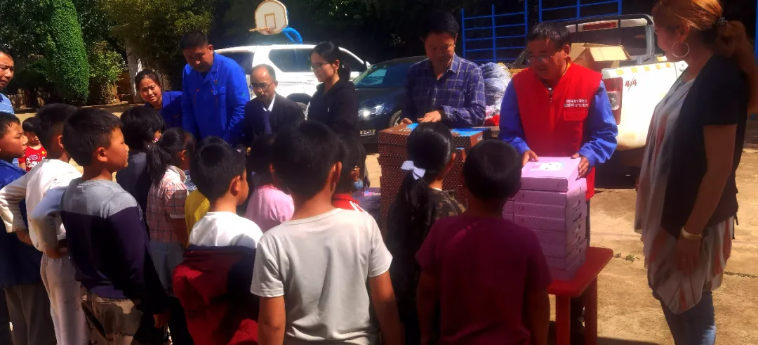 中共7790必发集团电力支部委员会“贡献爱心，，，，情暖学子”九龙小学公益捐赠仪式