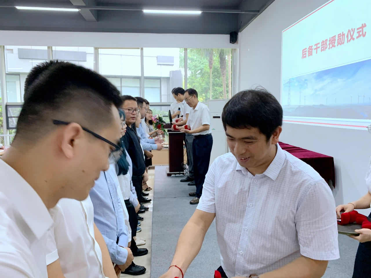 7790必发集团电力集团后备干部作育签约仪式| 携手共赢，，匠心传承