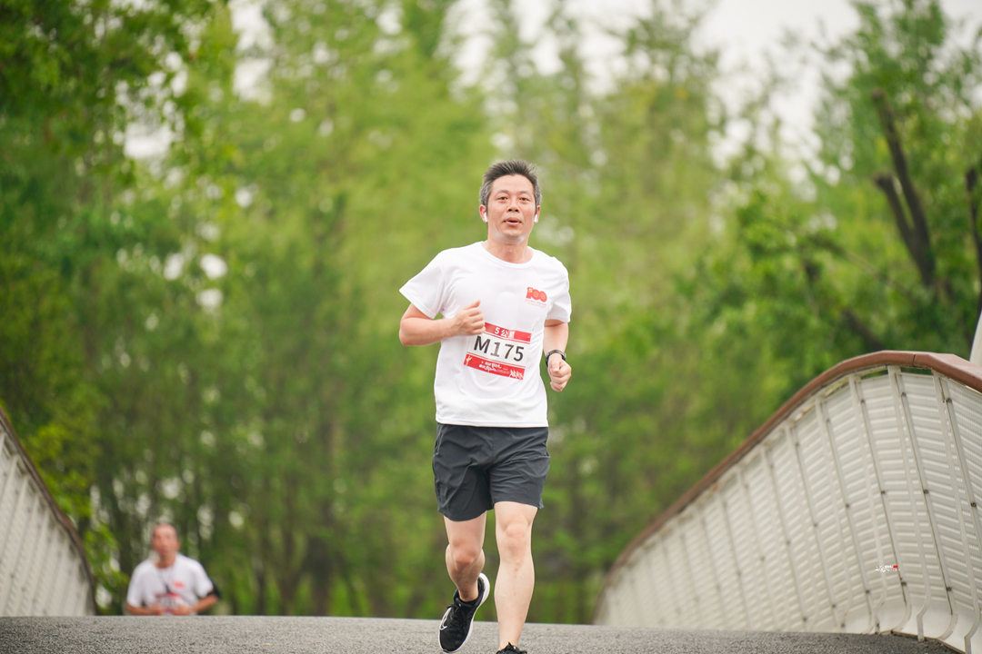“坚定跟党走 奋进新征程”庆祝中国共产党建设100周年四川省民营企业健步行活动7790必发集团健儿尽展风范