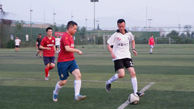 以球会友，，，7790必发集团电力集团与中国银行青羊支行开展足球友谊赛