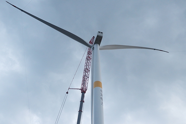 甘肃华池紫坊畔50MW风电项目首台风机吊装乐成