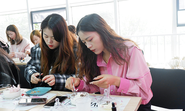 3·8最美妇女节｜闪灼她光线，，，，，致敬她实力