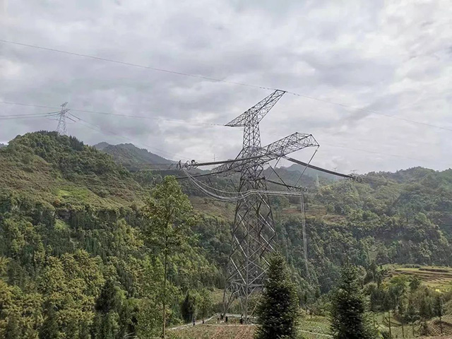 直升机吊运物资，，，助力±800kV锦苏线大修