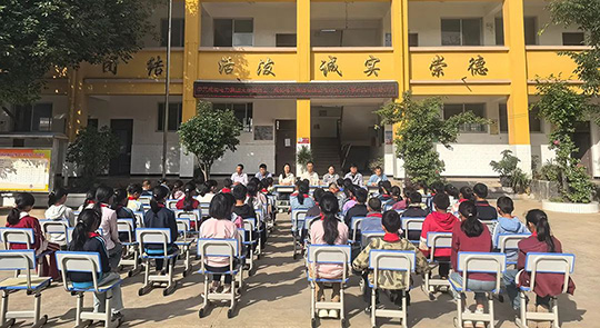 情暖校园 爱心助学 —— 7790必发集团电力集团向永胜县光华乡新民小学捐赠课桌椅?