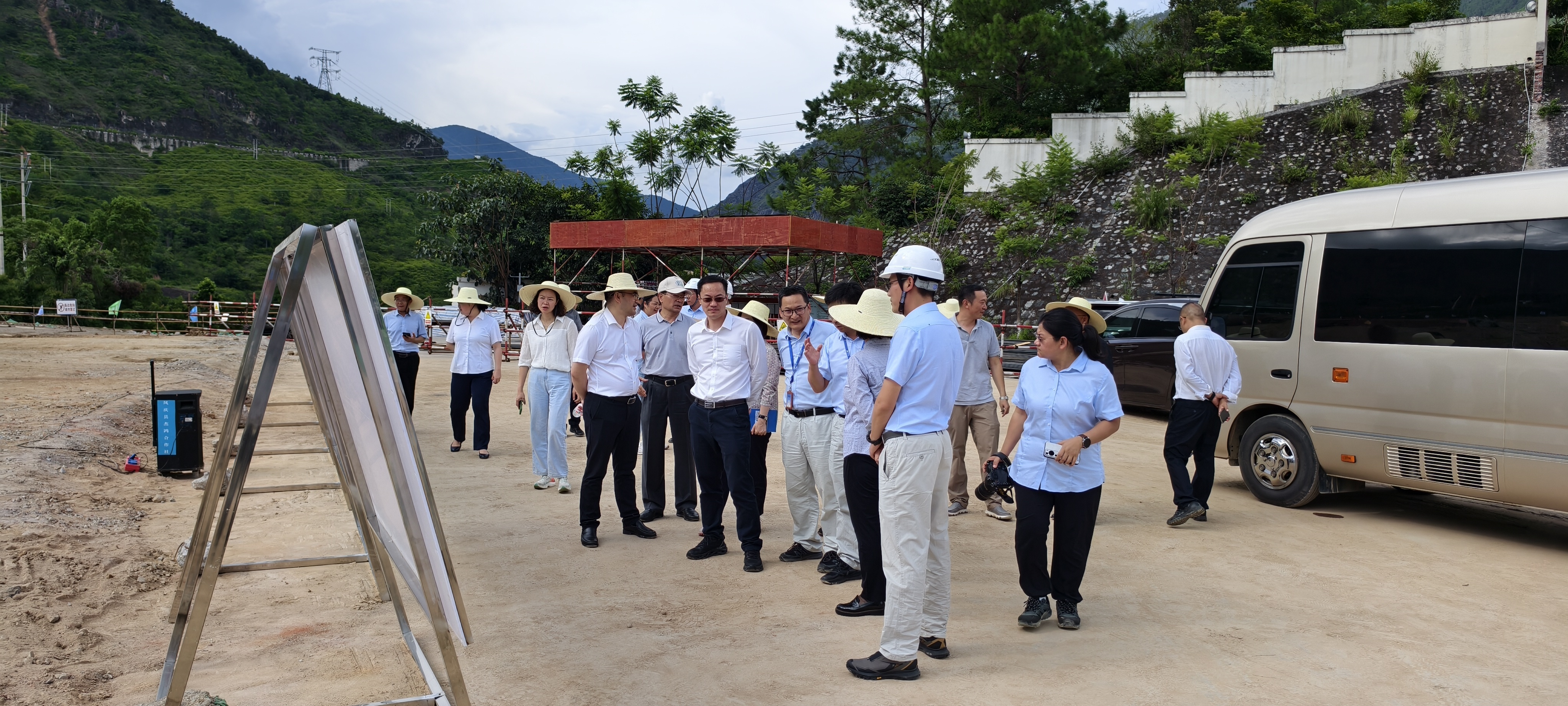 云南省政协向导到小湾500kV联络变电站视察调研