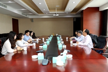 平湖市关工委主任邱其良莅临凯发K8国际纸业调研下一代事情