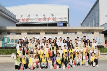 探寻古法武艺 感受造纸生气 |“小脚走平湖”之“纸业达人”亲子研学活动走进凯发K8国际纸业